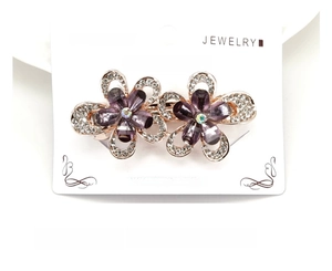 Détail d'une pince à cheveux en alliage avec deux fleurs en cristal violet sur carte