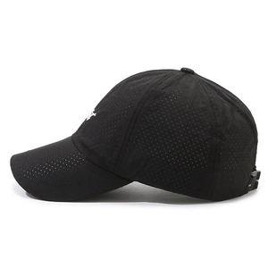 Casquette de baseball noire respirante à séchage rapide avec trous découpés au laser