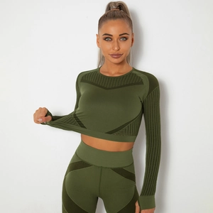 Détail de l'ensemble de yoga vert olive avec mesh respirant et passe-pouces