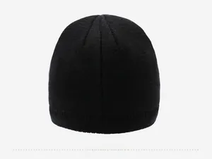 Vista posteriore di un berretto nero in maglia fine minimalista per l'inverno all'aperto