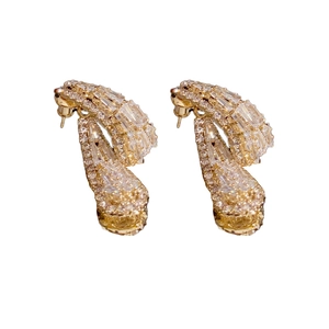 Boucles d'oreilles pendantes incurvées en zircon plaqué or avec cristaux scintillants