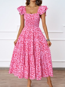 Détail du col carré et des manches volantées sur une robe bohème rose