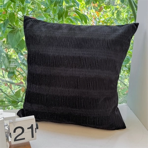 Minimalistische zwarte corduroy kussensloop met luxe verticale gestreepte pluche textuur