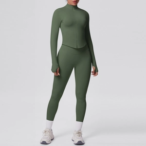 Dettaglio del set da yoga verde scuro con asole per i pollici e collo con zip