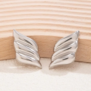 Dreilagige Flügel-Ohrstecker in Silber-Finish auf minimalistischem Holzständer