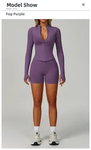 Détail d'un ensemble de yoga violet brume avec haut à manches longues et short ajusté