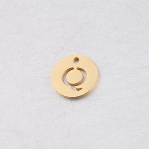 Gros plan d'un pendentif rond doré de 12mm en acier inoxydable avec finition miroir