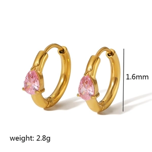 Dettaglio di orecchini a cerchio dorati da 1,6 mm con ciondoli in cristallo rosa a goccia
