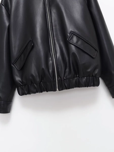 Détails de la texture similicuir, fermeture éclair et poches sur veste de motard