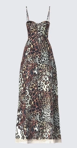 Dettaglio dell'abito leopardato con scollo a cuore e finiture in pizzo sull'orlo