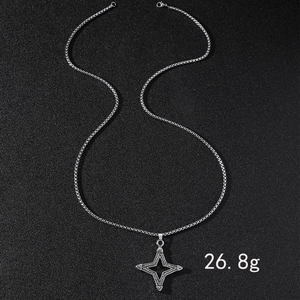 Détail d'un pendentif étoile à quatre branches en acier de 26,8g avec perles