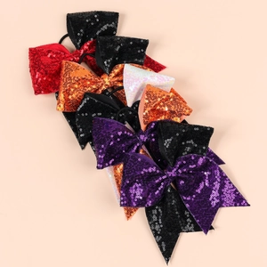 Détails macro de chouchous nœuds à paillettes multicolores avec élastiques en caoutchouc