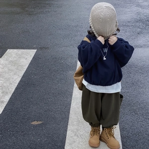 Look completo street style infantil con gorro de punto y sudadera azul marino
