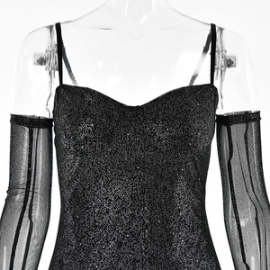Détail de la robe en maille noire avec marquage argenté et manches amovibles