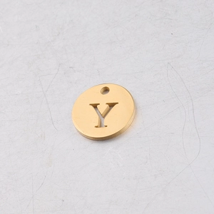 Vue détaillée du pendentif rond en acier inoxydable doré de 12mm avec la lettre Y ajourée