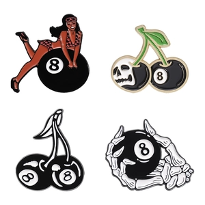 Set mit vier 8-Ball und Totenkopf Kirsche Emaille-Pins für Kleidung und Rucksäcke
