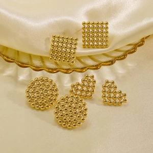 Orecchini a perno geometrici in oro 14K con texture a perline cuore quadrato e tondo