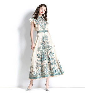 Gros plan détaillé sur les volants sans manches et le motif floral paisley de la robe