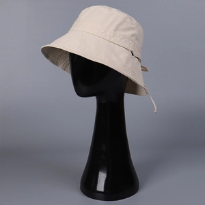 Détail chapeau soleil beige avec surpiqûres et nœud papillon réglable à l'arrière du chapeau