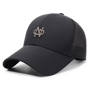 Casquette trucker classique noire avec logo métallique sur le devant pour les loisirs