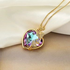 Goldene Halskette mit regenbogenfarbenem Herz-Anhänger und Schmetterling-Details