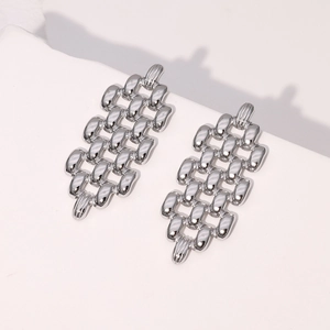 Boucles d'oreilles géométriques argentées à texture tressée sur fond blanc