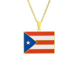 Détail macro du pendentif drapeau de Porto Rico avec chaîne dorée et émail fini