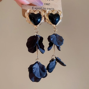 Elegant black and gold heart-shaped petal tassel earrings with long chains and vintage style