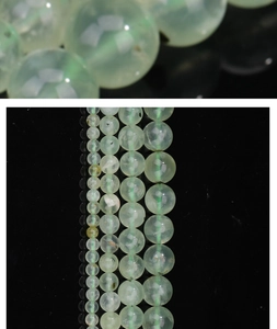 Gros plan de perles de préhnite vert clair montrant la texture et diverses tailles