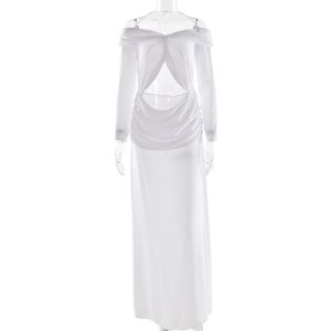 Détail de la robe longue en mousseline blanche à épaules dénudées avec nœud et découpe