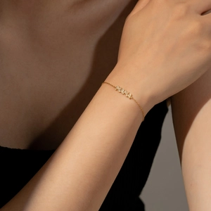 Elegant gold S925 silver chain bracelet featuring a sparkling MAMA pendant on a wrist