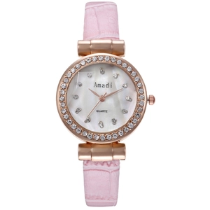 Détail du bracelet en cuir crocodile rose et lunette en cristal sur montre femme