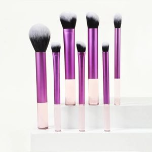 Dettaglio set 7 pennelli con ghiere in alluminio viola e manici trasparenti