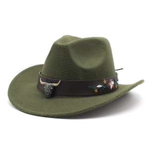 Détail d'un chapeau de cow-boy en feutre avec boucle tête de taureau et broderie florale