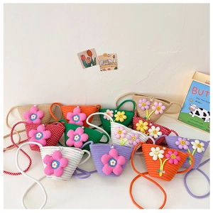 Draufsicht auf bunte Kinder-Strohtaschen mit 3D-Blumen und Smiley-Dekorationen in Korea-Stil