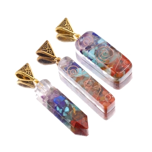 Détails de pendentifs Orgonite en résine avec pierres de chakra colorées et spirales en cuivre