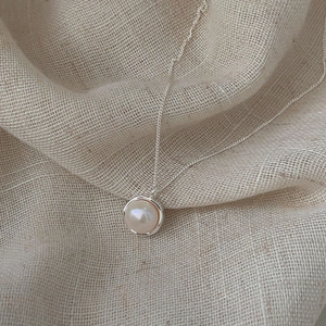 Elegant 925 sterling silver necklace with a single round freshwater pearl pendant