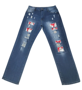 Détails de jeans déchirés avec des écussons festifs de Père Noël sous les déchirures