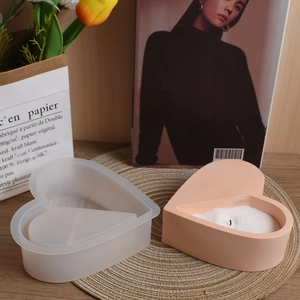 Detailweergave van hartvormige siliconen mal met afgewerkte roze hars opbergcontainer