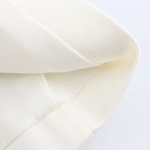 Détail macro de la texture du tissu en satin blanc de haute qualité et plis doux