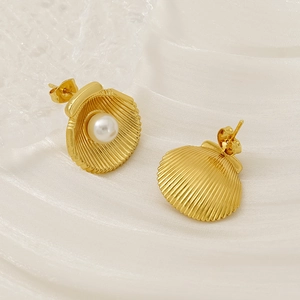 Vue détaillée d'une boucle d'oreille coquillage doré avec une perle blanche sur soie