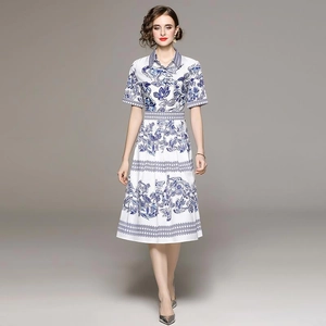 Robe trapèze blanche pour femme avec imprimé fleuri bleu, col chemise et taille ceinturée