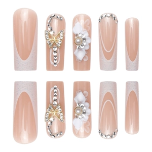 Faux ongles longs trapèze style français avec fleurs blanches et papillon en 3D