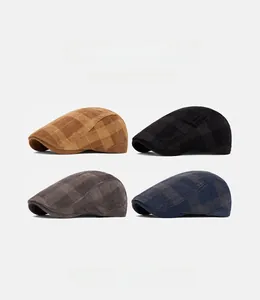 Vue détaillée montrant les textures et motifs de quatre casquettes en velours côtelé rétro