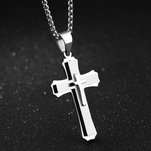 Collier avec pendentif double croix en acier inoxydable argenté pour homme sur fond noir