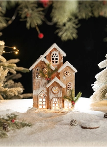 Détail d'une maison de Noël en bois illuminée avec texture neige et décors festifs