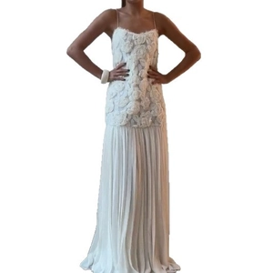 Dettaglio vestito bianco con scollo a V con applicazioni floreali 3D e orlo a pieghe