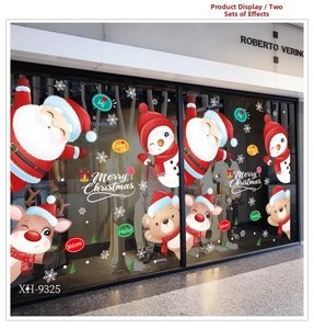 Stickers de Noël festifs avec Père Noël et renne affichés sur une vitrine de magasin