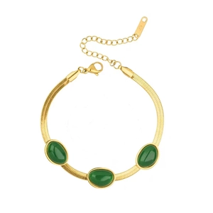 Elegantes goldenes Schlangenkette-Armband mit drei grünen Smaragden und verstellbarem Glied