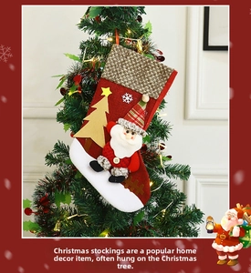 Dettaglio calza di Natale con Babbo Natale 3D e texture in juta su albero festivo